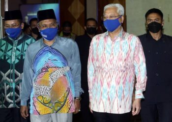 IDRIS Ahmad mengiringi Ismail Sabri Yaakob dalam majlis pelancaran Buku Keluarga Malaysia Keluarga Sejahtera, di Putrajaya. - UTUSAN/FAISOL MUSTAFA 