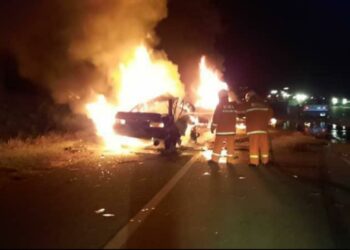 ANGGOTA bomba berusaha memadam kebakaran kenderaan yang terlibat dalam kemalangan maut di Kampung Melayu Raya Segamat, Johor, malam tadi. - IHSAN JBPM