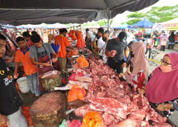 ORANG ramai membeli daging segar sempena sambutan Hari Raya Aidilfitri di Pasar Tani Datin Halimah, Johor Bahru di sini. UTUSAN/RAJA JAAFAR AL