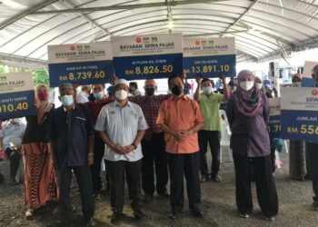 AZMAN Nasrudin (dua kanan) bergambar bersama pesawah selepas Majlis Penyerahan Sewa Pajak Projek PPSB Kampung Asam Jawa, Pendang, Kedah, hari ini. - UTUSAN/NUR ANATI JUHARI