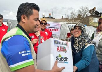 SALAH seorang petugas sukarelawan menyerahkan tabung kemanusiaan kepada mangsa gempa bumi dalam misi baru-baru ini.