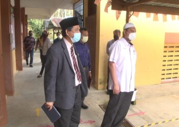 SYED IBRAHIM Syed Ahmad (kanan) ketika melakukan lawatan di Sekolah Kebangsaan (SK) Paya Taram, Kerdau di  Temerloh, Pahang hari ini. - FOTO/NORHAFIZAN ZULKIFLI