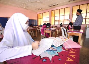 PELAJAR tingkatan 5 mengikuti hari pertama pengajaran secara bersemuka di Sekolah Menengah Kebangsaan (SMK) Tunku Kurshiah, Kuala Pilah, semalam. – UTUSAN/MOHD. SHAHJEHAN MAAMIN