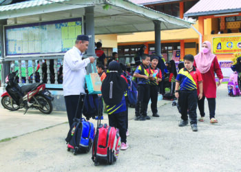 IBU bapa datang lebih awal mengambil anak masing-masing di Sekolah Kebangsaan Kampung Chengal, Kota Bharu, Kelantan. - UTUSAN/KAMARUL BISMI KAMARUZAMAN.
.