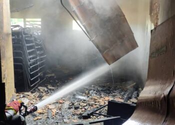 PASUKAN Bomba dan Penyelamat melakukan kerja-kerja memadamkan kebakaran di Dewan SMK Tun Mamat, Tangkak, Johor.