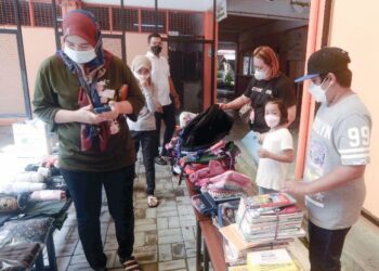GOLONGAN ibu bapa tidak melepaskan peluang hadir mengambil barangan sekolah baharu dan terpakai untuk kegunaaan anak masing-masing di SK Seri Permai, Georgetown, Pulau Pinang semalam.