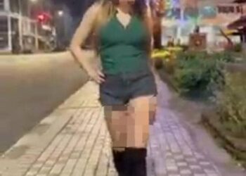 TANGKAP layar memaparkan seorang wanita melakukan catwalk di sekitar Kota Bharu, Kelantan, baru-baru ini.