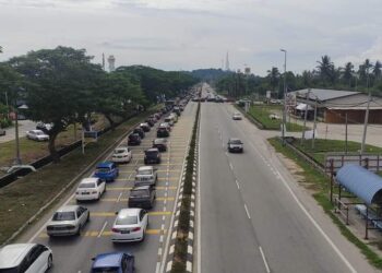 KADAR aliran trafik lebih tinggi berbanding biasa ketika sambutan Hari Raya Aidilfitri, di Kuala Selangor, Selangor, semalam.