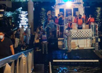 SERAMAI 14 pemancing dan empat kru yang selamat dalam kejadian bot karam dibawa oleh Maritim Malaysia ke Jeti Maritim Bukit Malut, Langkawi malam tadi. - UTUSAN/NUR AMALINA AZMA