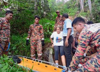 ANGGOTA bomba sedang melakukan penugasan membawa turun wanita British yang cedera ketika mendaki Gunung Jasa di Cameron Highlands, Pahang. - FOTO/IHSAN JBPM PAHANG