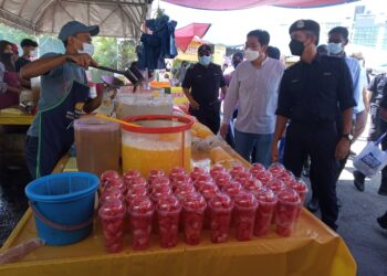 MOHD. SHUHAILY MOHD. ZAIN ketika meninjau operasi bazar Ramadan di Bayan Baru, Pulau Pinang hari ini.
