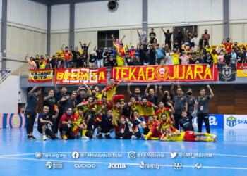 PASUKAN Selangor MAC meraikan kejayaan muncul juara MPFL bersama penyokong.