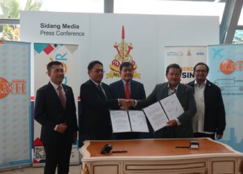 (Dari kiri) Borhan Aman Shah, Azrul Shah Mohamad, Hee Loy Sian dan Yaacob Mohamed pada Majlis menandatangani memorandum persefahaman bagi perkhidmatan bas pelancongan Hop-On Hop-Off (HOHO) antara Syarikat LNH Tour & Transport Sdn. Bhd. dan Tourism Selangor.