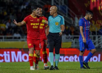 KAPTEN Selangor Brendan Gan meminta penjelasan daripada pengadil perlawanan  Zulkarnain Zakaria susulan keputusan memberikan penalti kepada JDT di Stadium Majlis Bandaraya Petaling Jaya, malam kelmarin.-UTUSAN/FARIZ RUSADIO