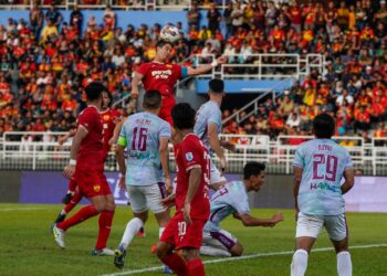 KAPETN Selangor FC, Brendan Gan menanduk bola ke gawang Sri Pahang dalam aksi Liga Super.-UTUSAN/ AMIR KHALID
