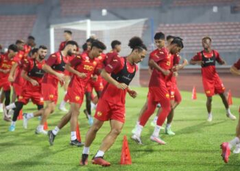 SHARUL Nazeem Zulpakar (depan) menjalani latihan bersama pasukan Selangor kelmarin menjelang pertemuan dengan JDT malam ini.