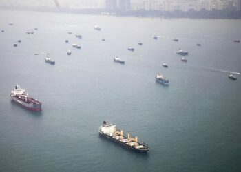 Kehadiran banyak kapal di Selat Singapura yang menjadi antara laluan penting perdagangan Timur-Barat, menarik kehadiran lanun untuk melakukan rompakan bersenjata. – GAMBAR HIASAN/AGENSI