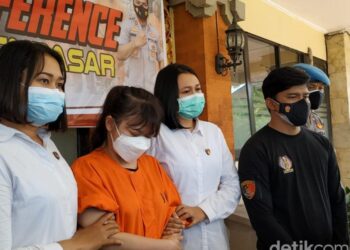 SUSPEK (berbaju warna oren) ketika ditahan di Balai Polis Denpasar. - AGENSI