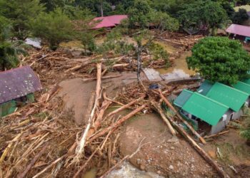 KEADAAN Chalet Alang Kenari sebelum dan selepas kejadian kepala air di Gunung Jerai, Yan, Kedah 18 Ogos 2021. - UTUSAN/ SHAHIR NOORDIN