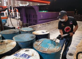 KPDNHEP menumpaskan aktiviti penyelewengan minyak diesel bersubsidi dalam serbuan di sebuah stesen minyak di Puchong, Selangor. - IHSAN KPDNHEP
