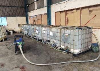 SEBAHAGIAN tong berisi diesel yang dirampas dalam serbuan ke sebuah premis di Kampung Seelong, Senai. Johor.