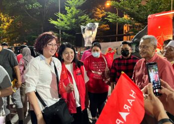 YEO Bee Yin bergambar bersama orang awam yang hadir ke ceramah PH di Dataran Puchong Permai, Selangor. - UTUSAN/KAMARIAH KHALIDI