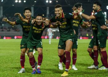 Pemain Selangor FC, Faisal Halim (dua kiri) meraikan gol jaringannya bersama rakan sepasukan pada perlawanan menentang KL City sebentar tadi. - Foto FARIZ RUSADIO