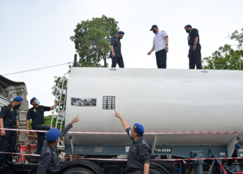 KEMENTERIAN Perdagangan Dalam Negeri dan Hal Ehwal Pengguna (KPDNHEP) Negeri Terengganu memeriksa lori tangki minyak yang dirampas dalam operasi di sebuah stor pelupusan di Kampung Teluk Pasu, Manir. - UTUSAN/PUQTRA HAIRRY ROSLI