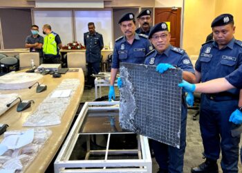 ABDUL Halim Ramli (dua dari kanan) menunjukkan 'table end table' yang disorokkan bahan disyaki dadah berbahaya jenis ketamin yang dirampas ketika sidang akhbar di Cawangan Narkotik Ibu Peiabat JKDM di Kampung Jijan, Nilai, Seremban hari ini. - UTUSAN/ZAKKINA WATI AHMAD TARMIZI