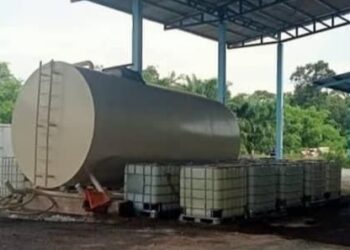 Serbuan ke atas sebuah stor yang disyaki menjalankan kegiatan menyeludup minyak di  Kampung Api-Api, Pontian.