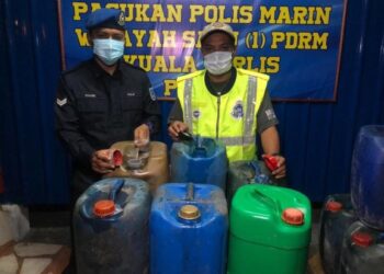ANGGOTA Polis Marin menunjukkan minyak diesel yang dirampas di Jeti Perikanan LKIM Kuala Perlis, Kangar semalam.