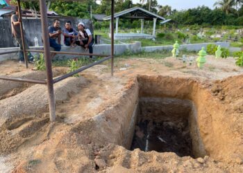 LIANG lahad bagi proses pengebumian mayat mangsa bot karam telah disediakan di Tanah Perkuburan Islam Cherang Ruku, Pasir Puteh, Kelantan, hari ini. UTUSAN/TOREK SULONG