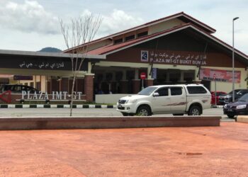 PLAZA IMT-GT Bukit Bunga di Tanah Merah, Kelantan terletak di pintu sempadan Kelantan-Thailand lengang sejak dua tahun lalu. - UTUSAN/ROSLIZA MOHAMED