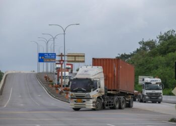 CADANGAN pembukaan pintu sempadan dengan negara luar perlu mengutamakan peraturan ketat bagi mengelak penularan  Covid-19. - UTUSAN