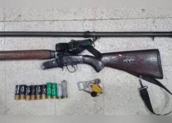 POLIS merampas senapang patah tidak berlesan dan beberapa kelongsong peluru penabur daripada seorang lelaki yang mendakwa mahu menembak babi.