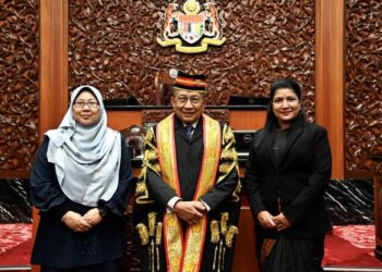 RAIS Yatim bergambar bersama K. Saraswathy (kanan) dan  Fuziah Salleh selepas mereka mengangkat sumpah jawatan sebagai Ahli Dewan Negara bagi tempoh sepenggal berkuat kuasa hari ini. - JABATAN PENERANGAN MALAYSIA