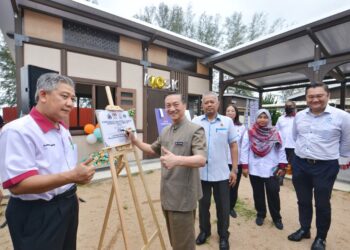 WEE Jeck Seng (dua dari kiri) ketika merasmikan Kiosk dan Pelancaran Manual Pembinaan Kiosk Daripada WPC di Pantai Cahaya Negeri, Port Dickson di sini hari ini.-UTUSAN/MOHD. SHAHJEHAN MAAMIN