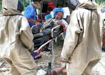 ANGGOTA bomba membantu seorang lelaki yang diserang lebah di Lenggong hari ini. - GAMBAR IHSAN JBPM