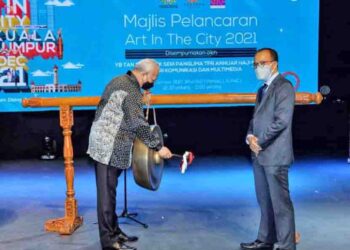 MENTERI Komunikasi dan Multimedia, Tan Sri Annuar Musa (kiri) melancarkan AITC 2021, baru-baru ini.