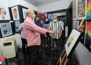 ANNUAR Musa meluangkan masa melawat Balai Kartun Rossem di Kampung Peringat, Kota Bharu, Kelantan semalam.