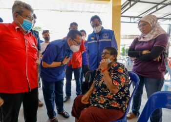 ANUAR Basiran (tiga kanan) menyantuni orang ramai yang hadir mendapatkan rawatan di Klinik Kesihatan Salak, Sepang, Selangor. - UTUSAN/FAISOL MUSTAFA
