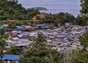 Perkampungan atas air di Sepanggar, Sabah antara yang didakwa menjadi tumpuan pendatang asing tanpa izin. - UTUSAN/FAUZAN AZIMA