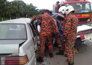 ANGGOTA bomba mengeluarkan pemandu Proton Iswara yang tersepit selepas terlibat dalam kemalangan di Jalan Merlimau-Lipat Kajang, Jasin, Melaka pagi tadi.