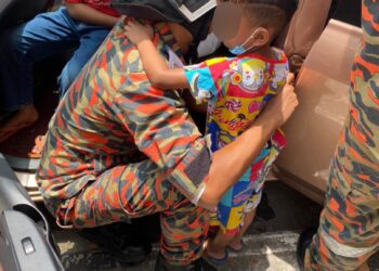 SEORANG kanak-kanak lelaki berusia lima tahun terpaksa menahan kesakitan hampir 10 minit apabila lengan kanannya tersepit pada engsel pintu kereta di tepi jalan Perumahan Polis, Fasa 2, Ayer Itam, Pulau Pinang.
