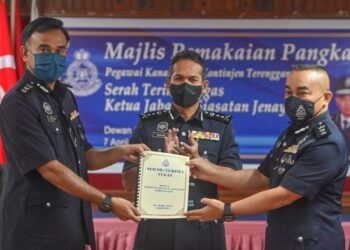ROHAIMI Md. Isa (tengah) menyaksikan serah terima tugas Ketua Jabatan Siasatan Jenayah (JSJ) negeri baharu antara Mohd. Marzukhi Mohd. Mokhtar (kiri) dengan Suffian Sulaiman di Ibu Pejabat Polis Kontinjen (IPK) Terengganu di Kuala Terengganu hari ini. - FOTO/TENGKU DANISH BAHRI TENGKU YUSOFF
