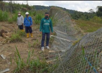 PAGAR di ladang penternak yang rosak akibat serangan gajah liar di Bandar Al Muktafi Billah Shah (AMBS) di Dungun, Terengganu, hari ini. -UTUSAN/NIK NUR IZZATUL HAZWANI NIK ADNAN