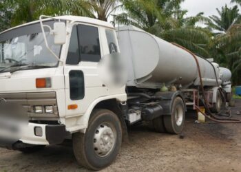 LORI tangki yang dipercayai digunakan sindiket untuk memindahkan minyak diesel bersubsidi ke dalam sebuah stor haram di Kampung Baru Sungai Nipah, Port Dickson, Negeri Sembilan, hari ini.