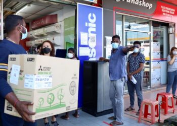 Mangsa banjir menunggu giliran untuk membeli barangan elektrik selepas menerima duit bantuan keperluan rumah Bantuan Wang Ihsan (BWI) di kedai barangan elektrik di Pekan Kapar, Klang,  Selangor, semalam. - UTUSAN/ZULFADHLI ZAKI