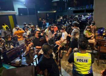 SEBAHAGIAN daripada pengunjung pusat hiburan yang ditahan dalam serbuan di Johor Bahru, Johor.