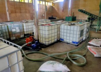 MINYAK diesel yang dirampas dalam serbuan pihak berkuasa di sebuah premis dekat Tanjong Sepat, di Kuala Langat, Selangor, semalam.